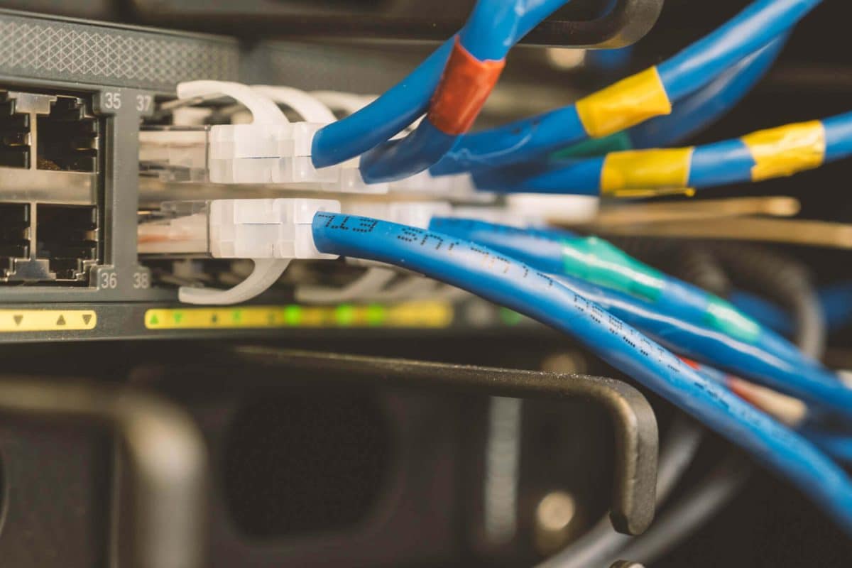 Choisir un câble ethernet pour la fibre : garantir une connexion optimale